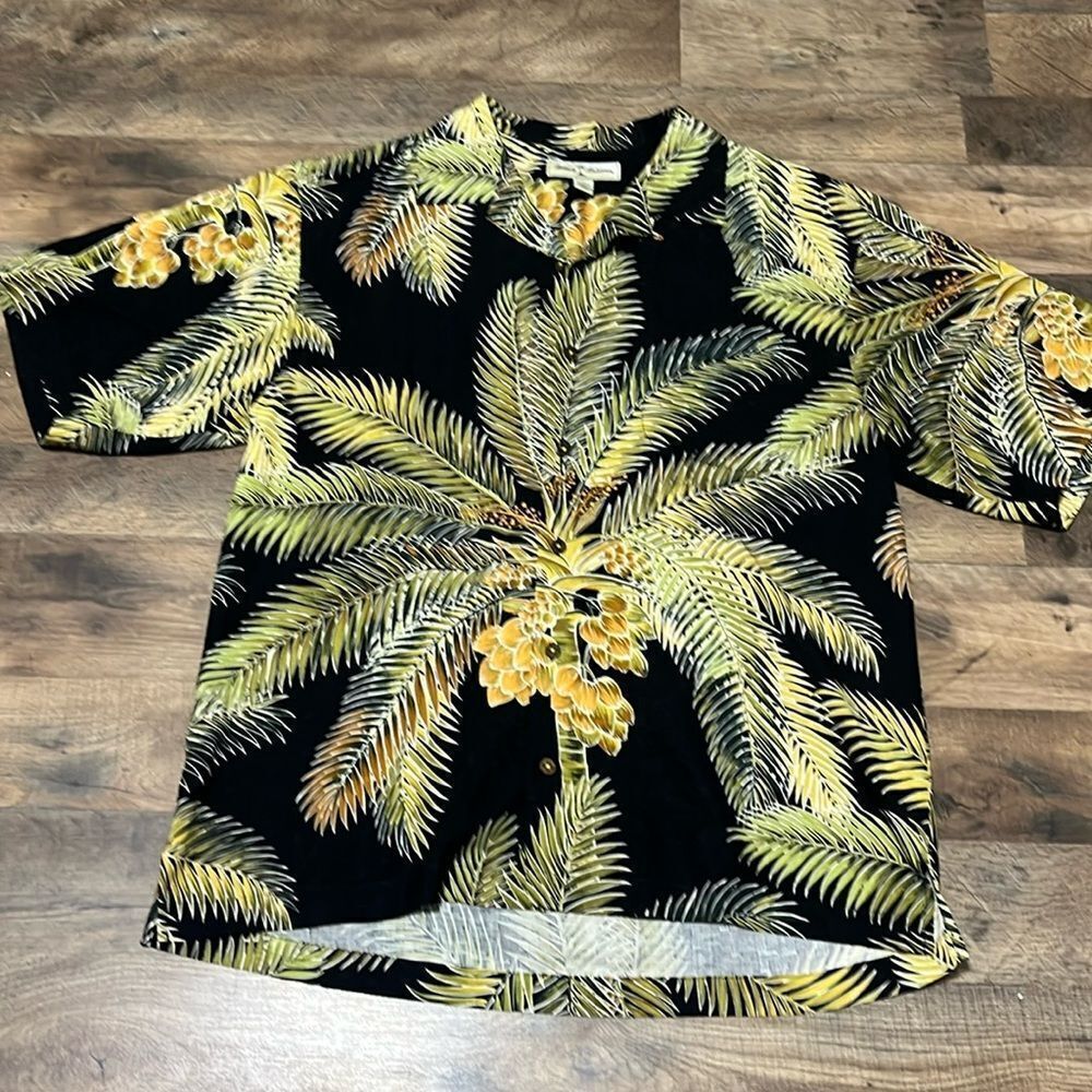Tommy Bahama silk short sleeve button down shirt size medium